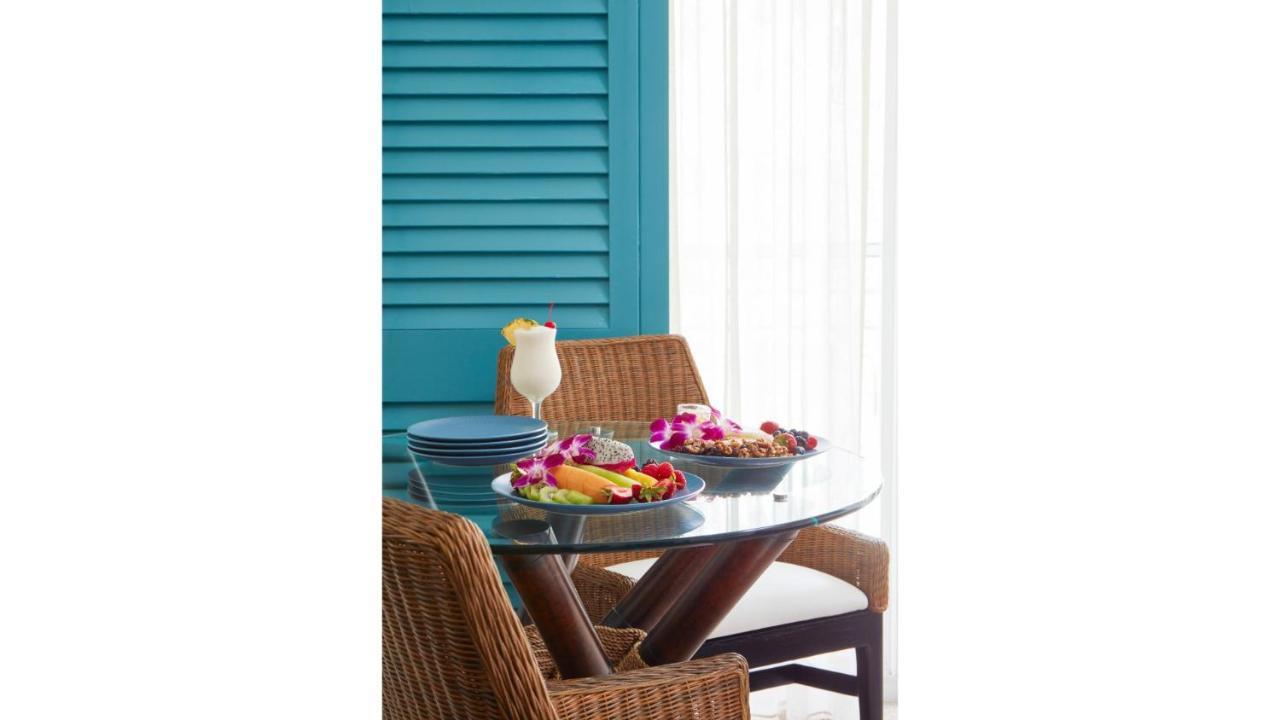 Cheeca Lodge&Spa Islamorada Exterior foto A table with a glass tabletop