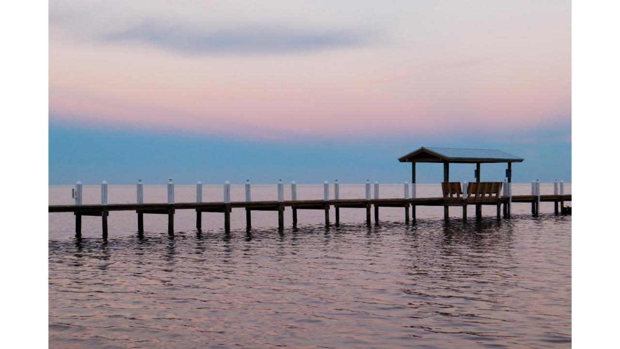 Cheeca Lodge&Spa Islamorada Exterior foto A pier in Lake Marion